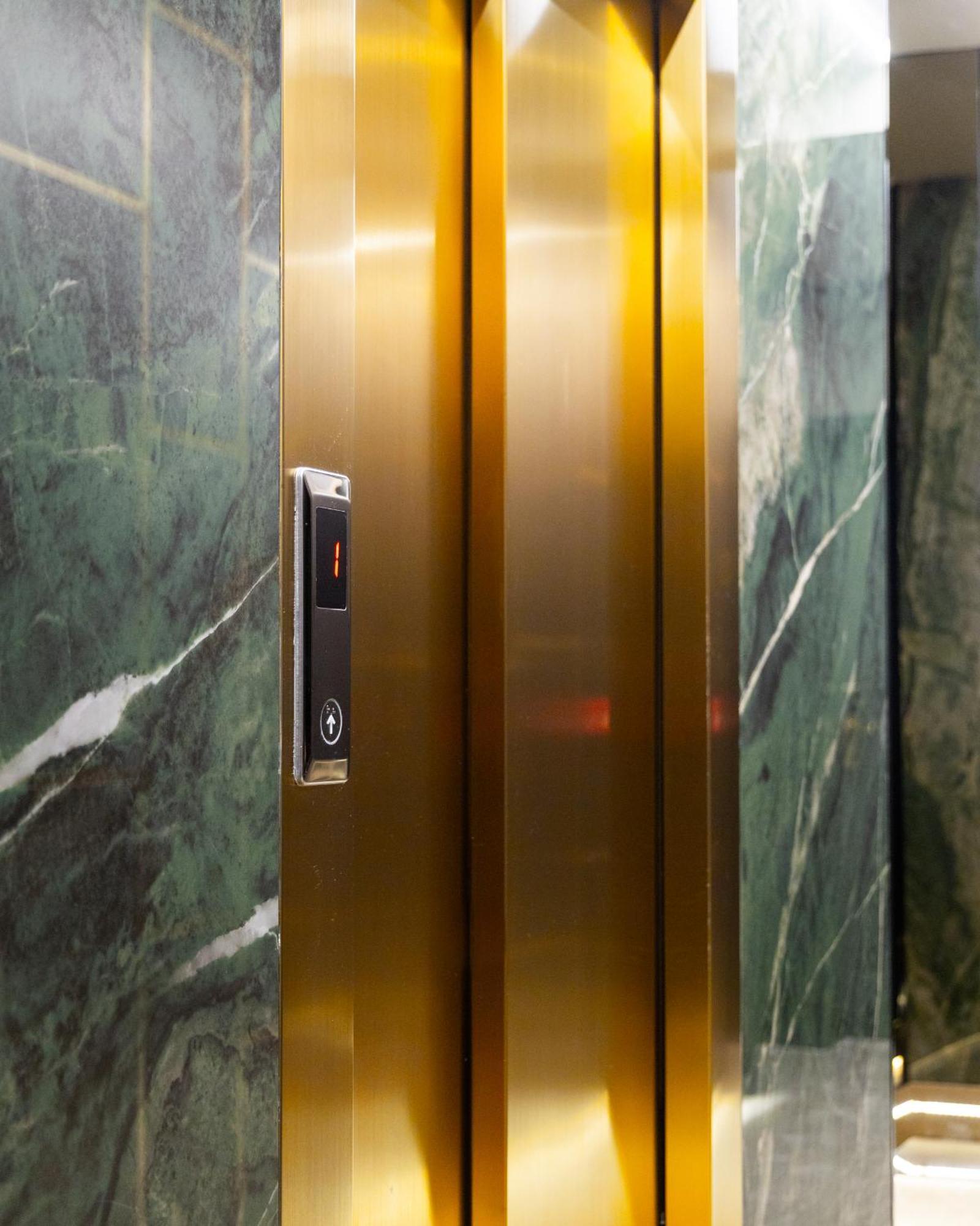 Hotel Opera Pristina Exteriör bild